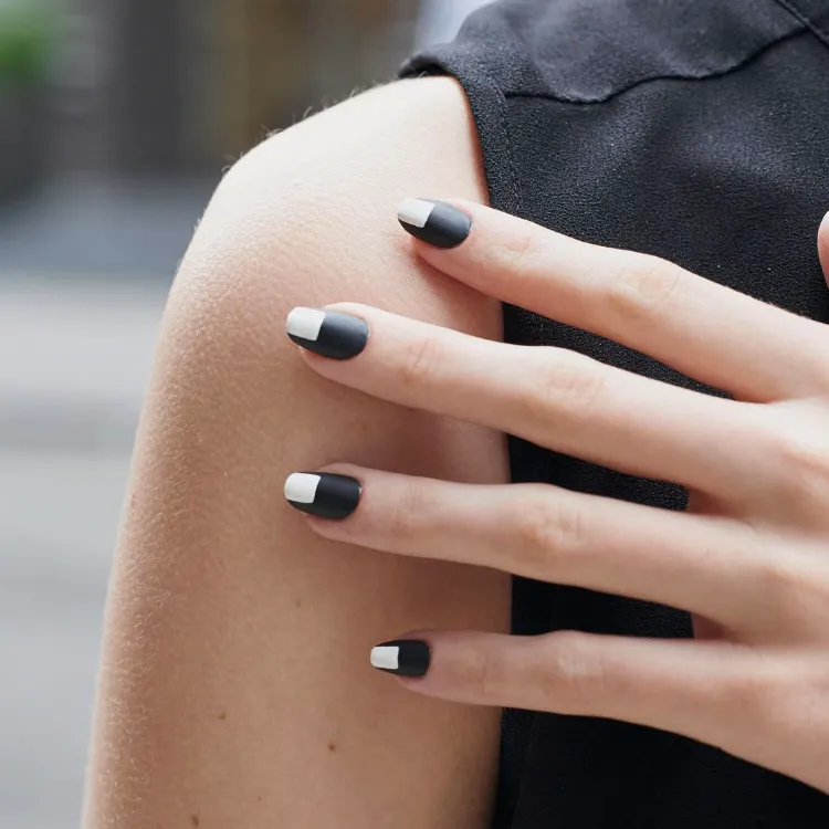 manicura en blanco y negro mate tendencia de arte de uñas de estilo minimalista 2022