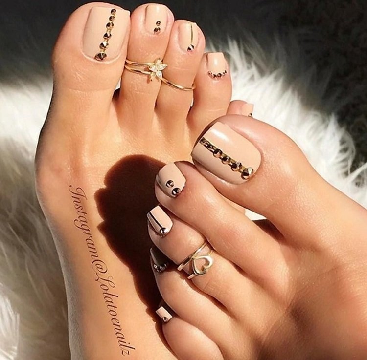 nail art uñas pies nude uñas decoradas pedrería pedicura tendencias verano 2021