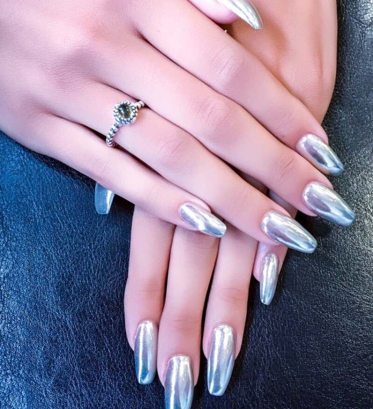diseño de uñas plata efecto espejo cromo tendencia manicura