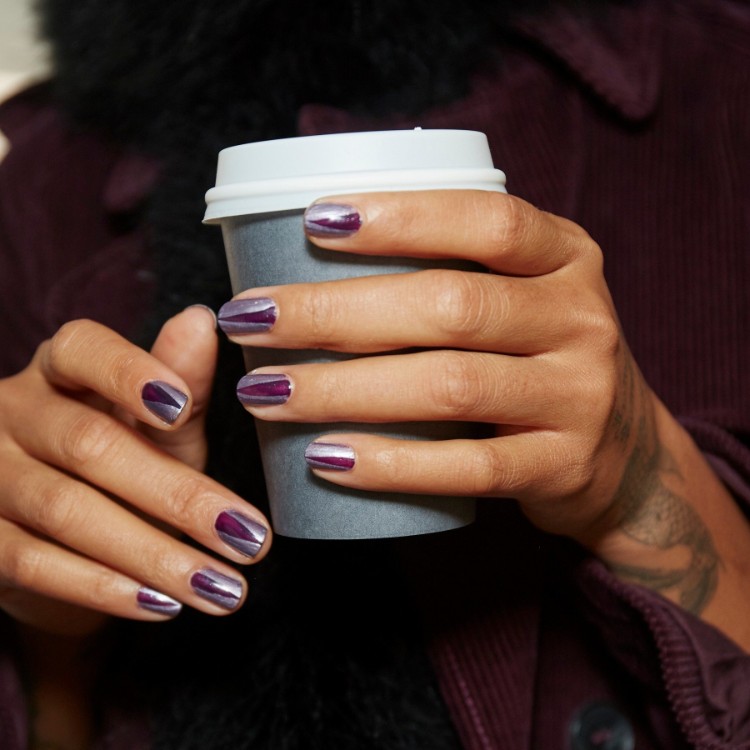 Diseño de uñas top tendencias de manicura 2018 efecto espejo barniz en polvo cromado