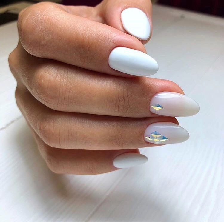 diseño minimalista de uñas de gel blanco perla