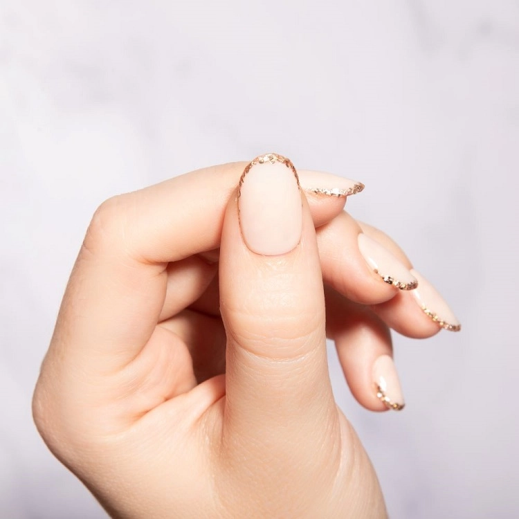 uñas doradas