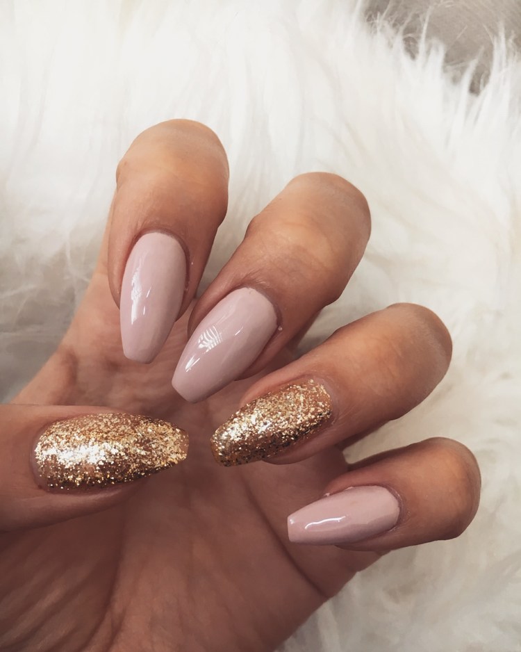 uñas desnudas acento en forma de bailarina esmalte de uñas dorado con brillo