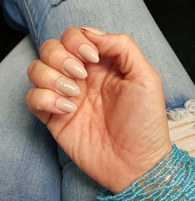 uñas de gel nude decoración de diamantes de imitación