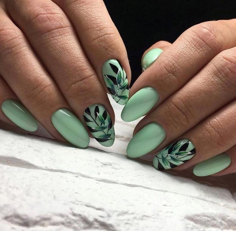 decoración de uñas de moda con hojas verdes