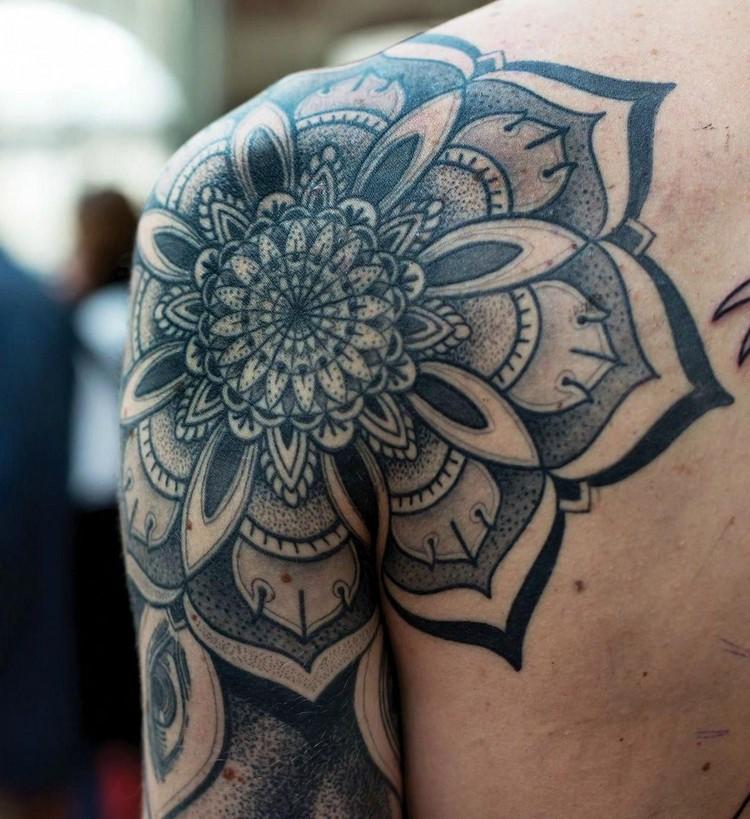 protección tatuaje hombre mandala floral hombro