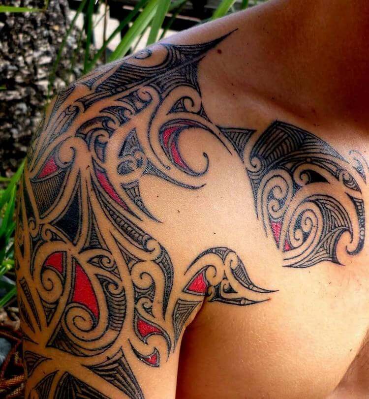 tatuaje de hombro de estilo maorí moderno para hombres de color rojo