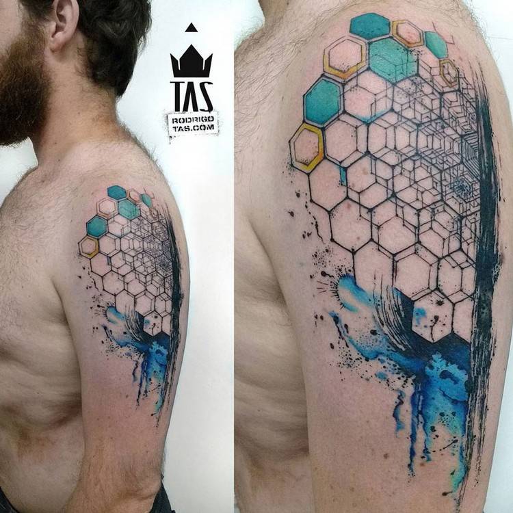 tatuaje hombre hombro estructura panal efecto acuarela