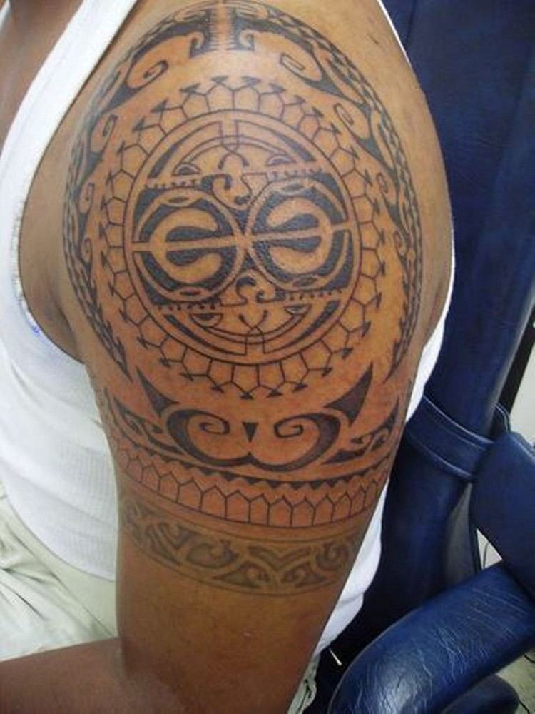 hombre hombro tatuaje maorí estilo clásico patrones