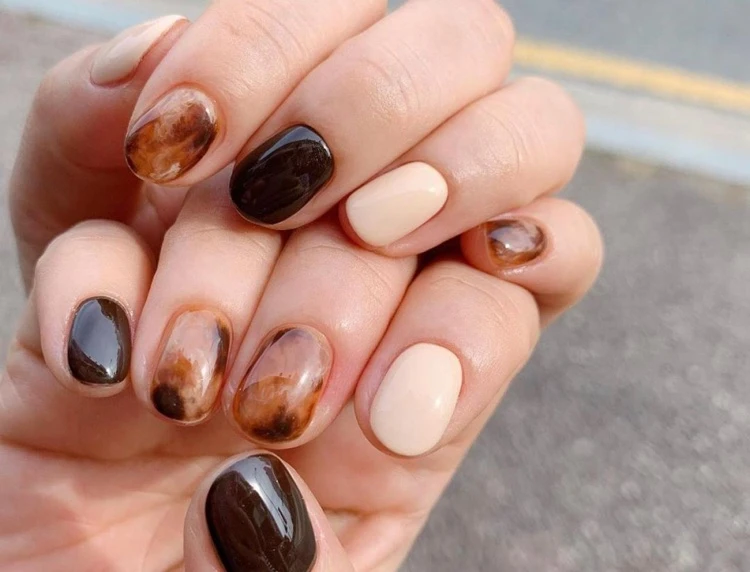 otoño 2021 tendencia manicura uñas cortas barniz marrón nude nail art ámbar