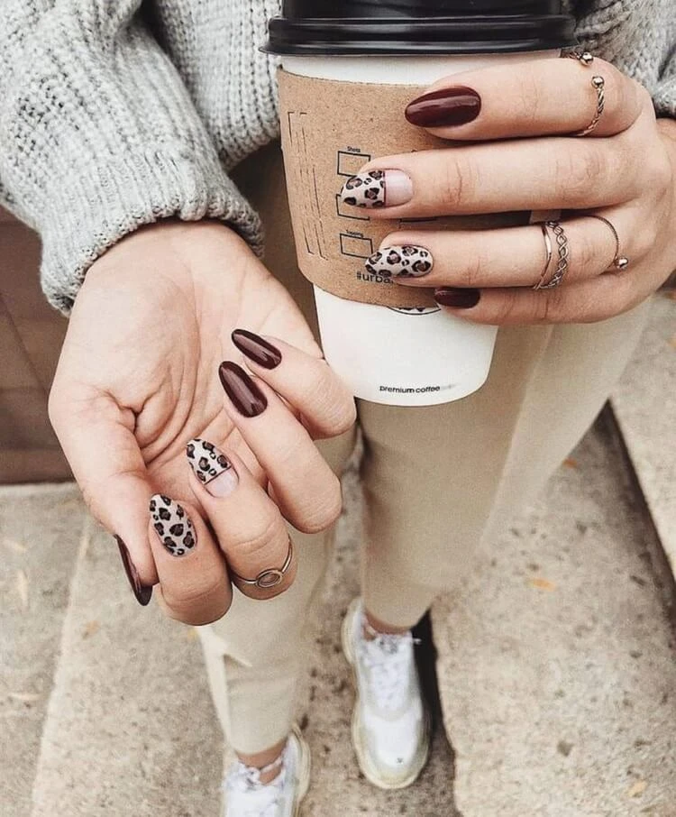 otoño 2021 tendencia de arte de uñas esmalte de uñas con estampado de leopardo marrón