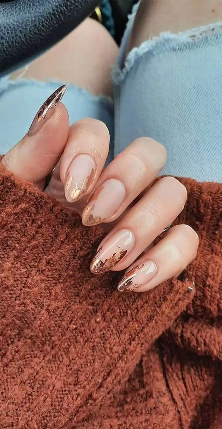 nail art otoño 2021 lámina de oro uñas nude almendras