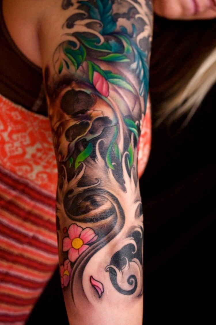 tatuaje-media-brazalete-color-mujer-flores-olas-hojas