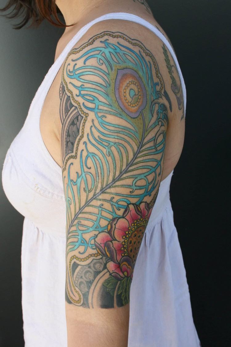 medio manguito tatuaje color mujer pluma pavo real
