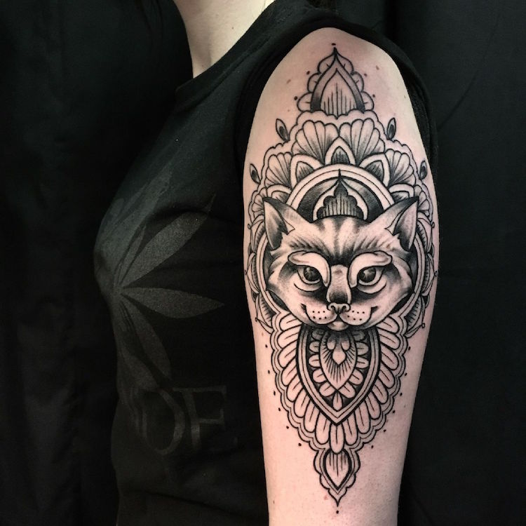 mandala tatuaje gato mujer brazo