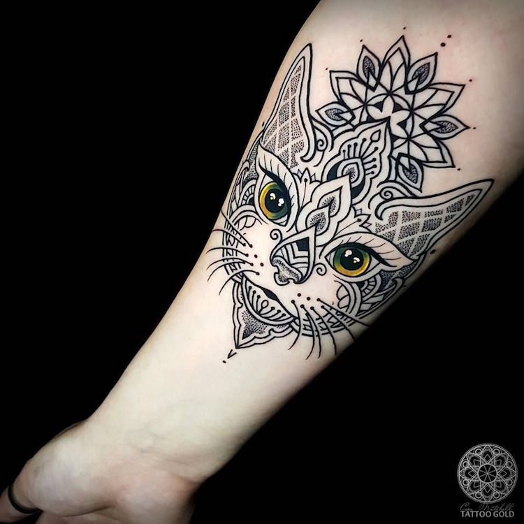 mandala tatuaje gato antebrazo mujer
