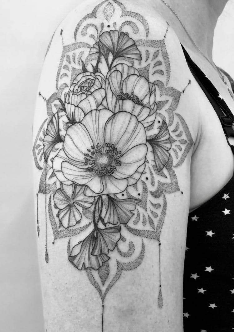 mandala y flor tatuaje brazo bíceps mujer