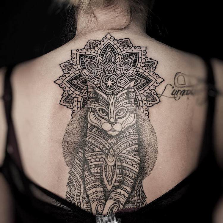 mandala tatuaje gato punto trabajo tatuaje espalda mujer