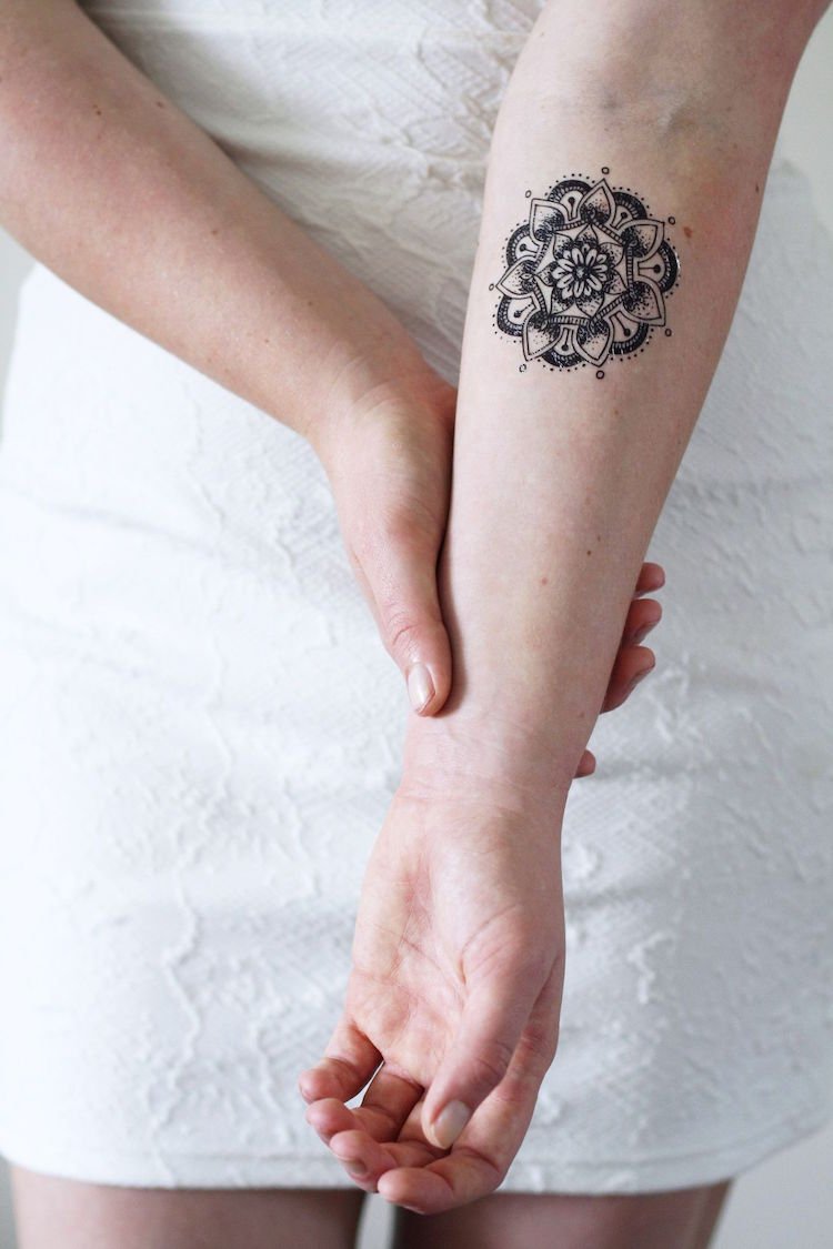 Tatuaje de mandala en el antebrazo para mujer.