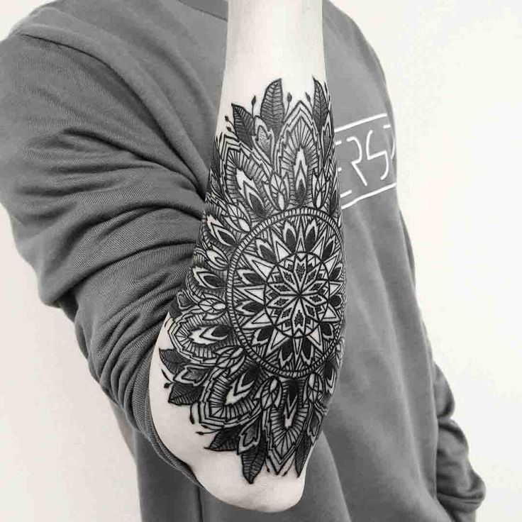 tatuaje de mandala de flores para hombres