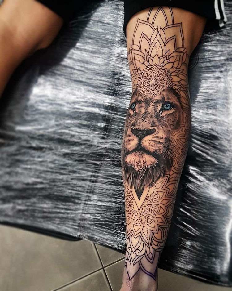 mandala tatuaje león hombre pierna hombre