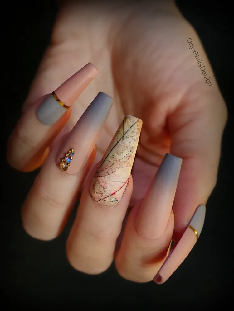 tendencia de esmaltes de uñas noviembre 2021 manicura gris degradado uñas francesas deco otoño