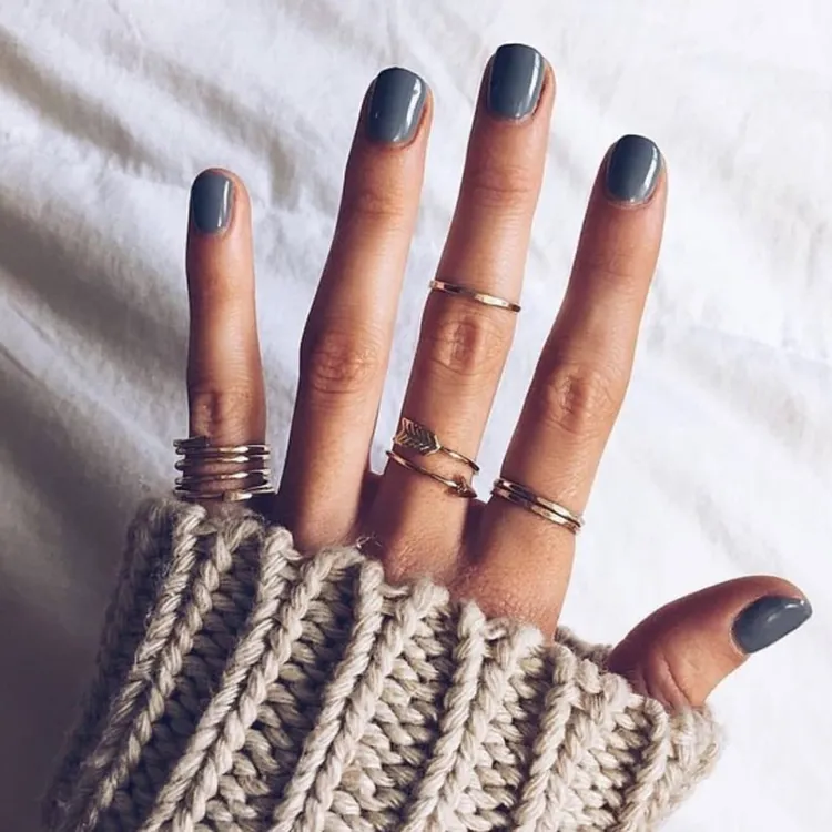 tendencia de esmalte de uñas de invierno 2021 noviembre gris manicura uñas deco otoño invierno
