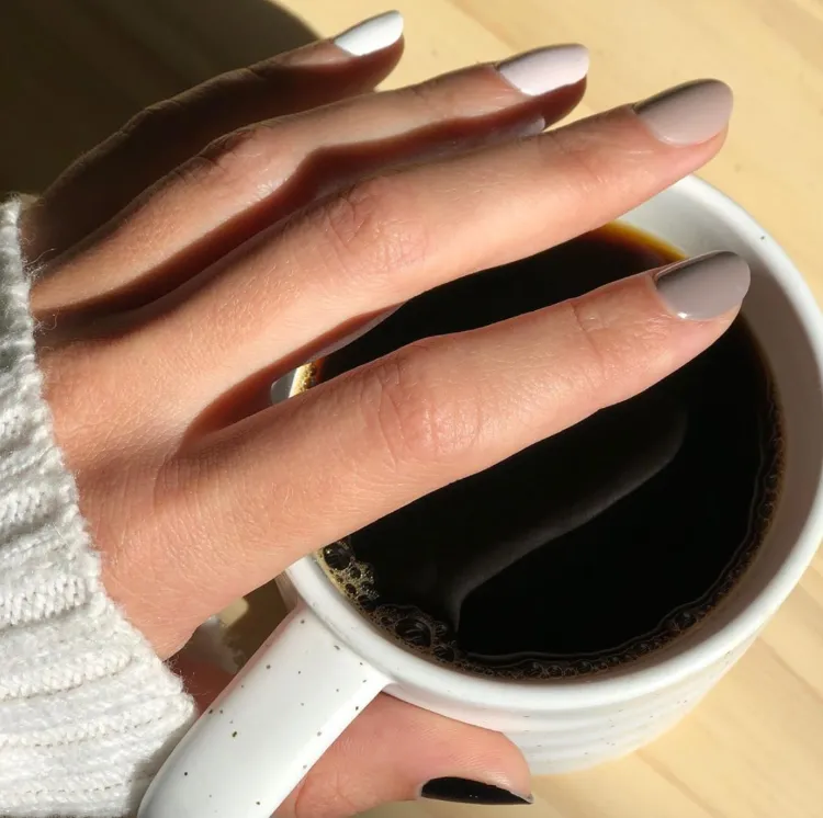 esmalte de uñas tendencia invierno 2021 noviembre tono sobre tono gris manicura mujer