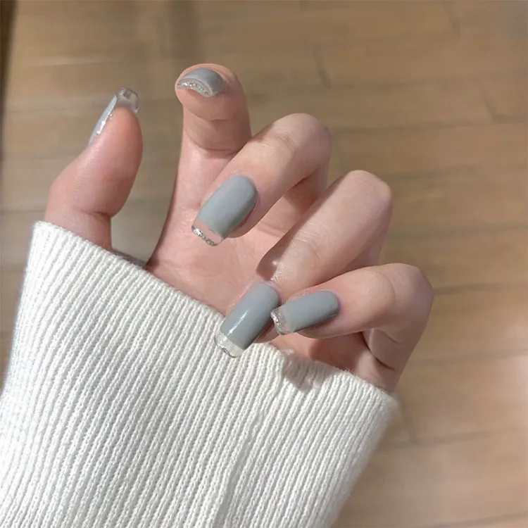 uñas postizas esmalte de uñas gris transparente tendencia noviembre 2021