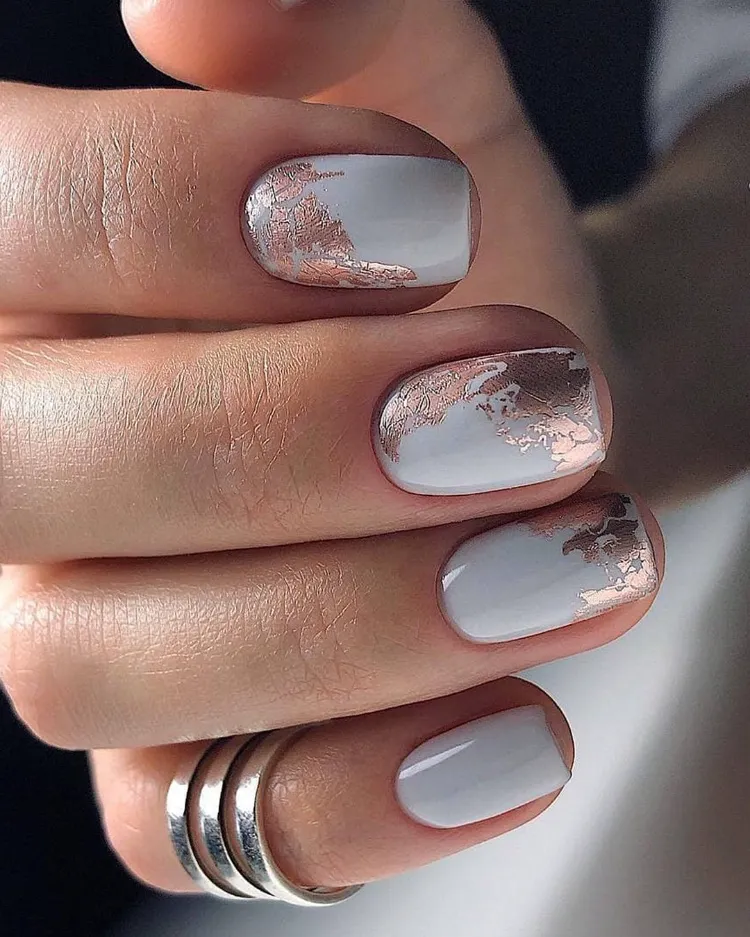 esmalte de uñas gris tendencia nail art otoño invierno 2021 noviembre