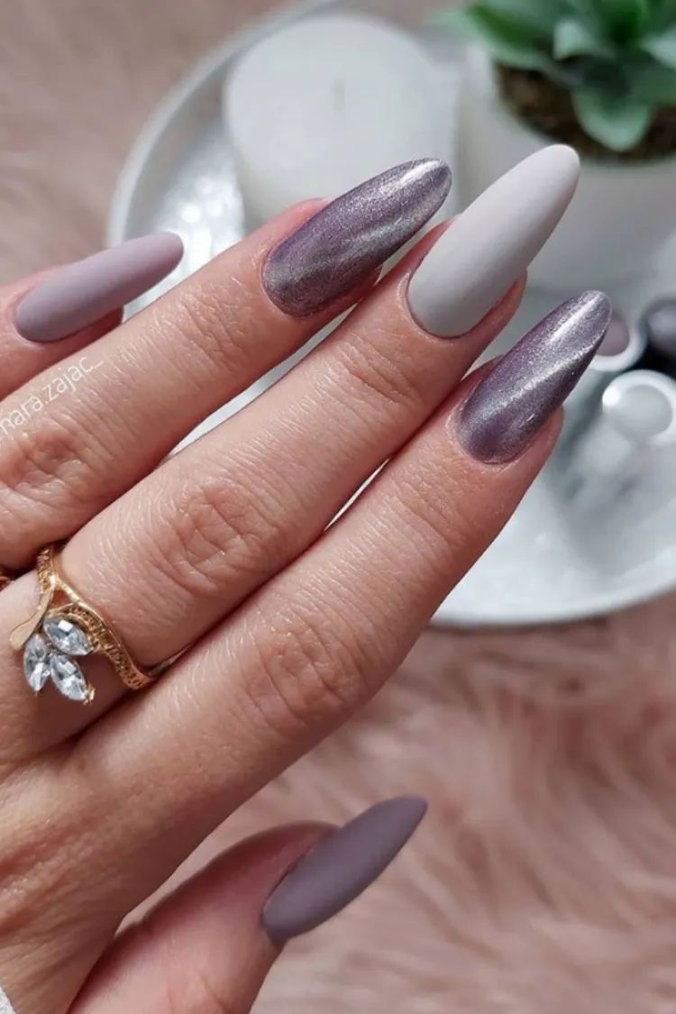 esmalte de uñas gris uñas terciopelo tendencia manicura noviembre 2021