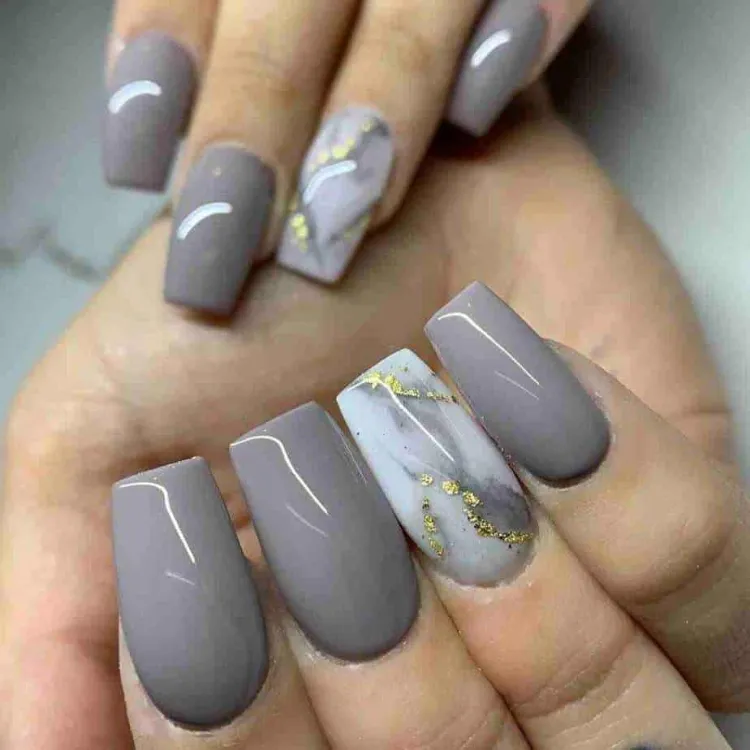 tendencia de esmalte de uñas gris otoño noviembre 2021 manicura jaspeada nail art de mármol