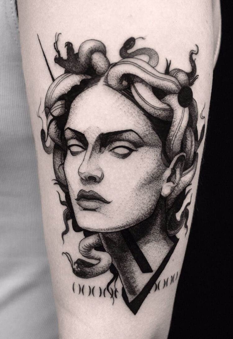 tatuaje en el brazo de la estatua de medusa gorgona