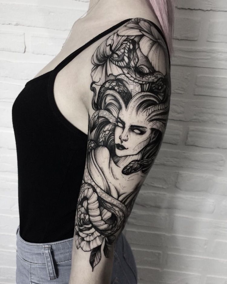 medusa gorgona mujer brazalete tatuaje