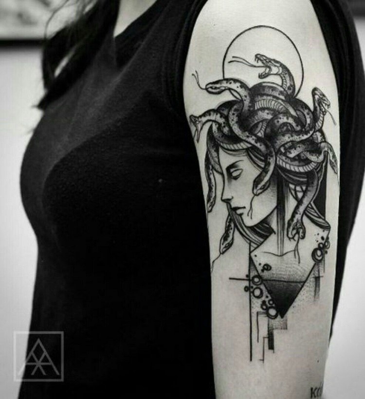 Medusa Gorgona tatuaje femenino en el brazo