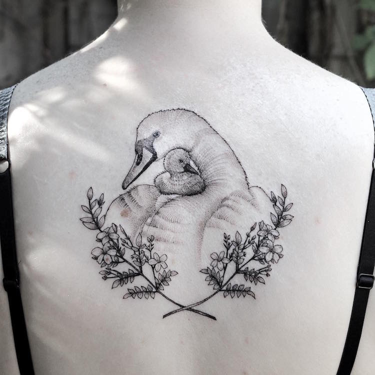 mujer-tatuaje-pajaro-espalda-cisne
