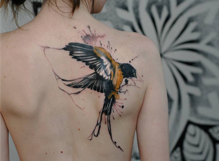 cuervo omóplato pájaro tatuaje