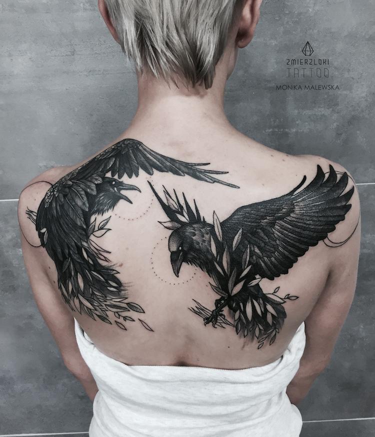 tatuaje-pajaro-cuervos-espalda-mujeres
