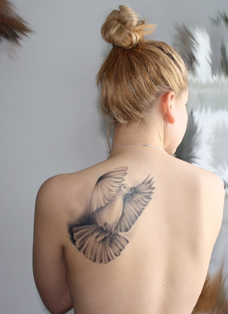 tatuaje-pajaro-paloma-grande-tatuaje-hombro-mujer