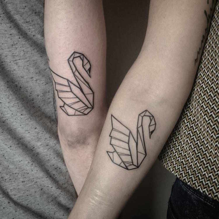 tatuaje-pajaro-geometrico-cynes-espalda-brazo-abant-brazo-tatuaje-pareja
