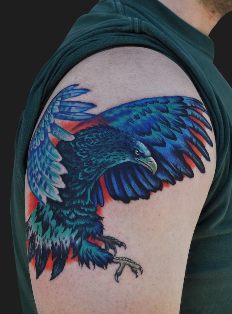 Tatuaje de pájaro-águila-azul-verde-hombro-hombre