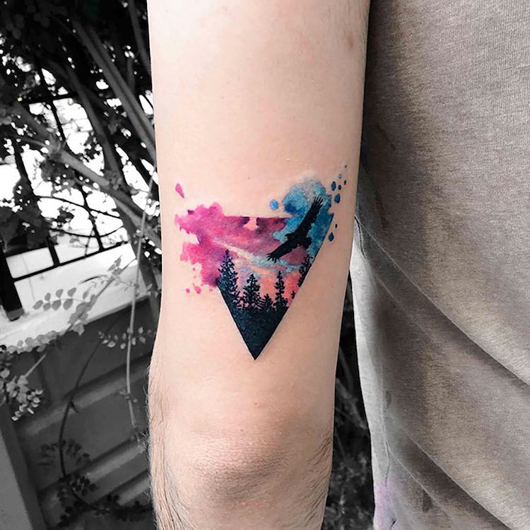 tatuaje-pajaro-aguila-selva-negra-triangulo-invertido-color