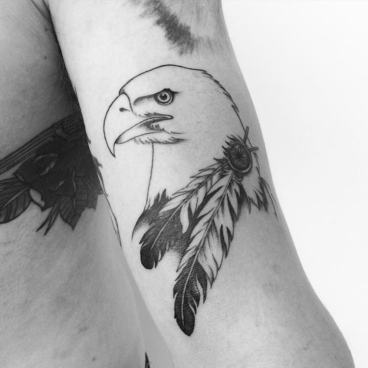 águila-pájaro-plumas-espalda-brazo tatuaje