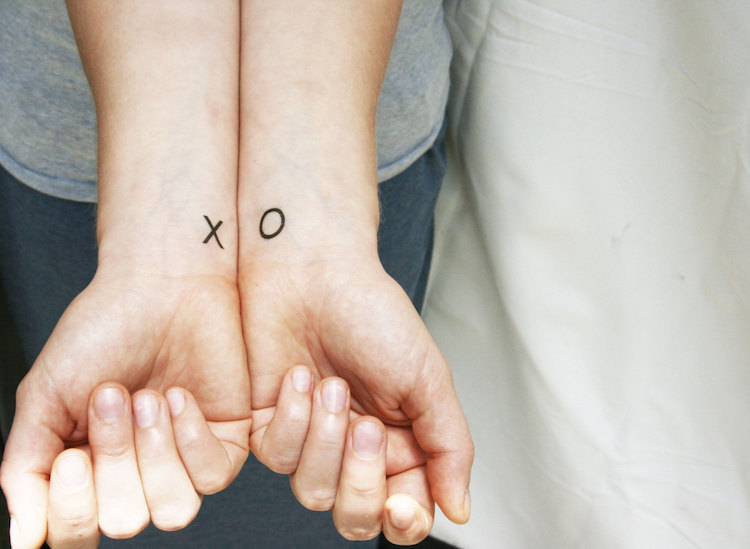 tatuaje-discreto-pulso-xo-signos