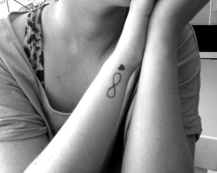 tatuaje-muñeca-mujer-simbolo-infinito-corazon