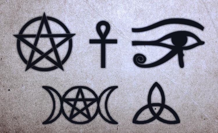 diferentes símbolos de protección poderosos usan tatuajes