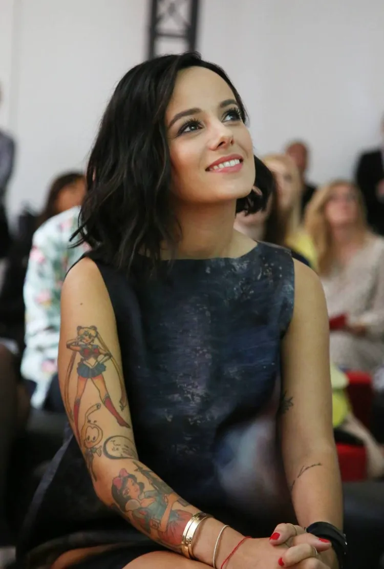 tatuaje estrella cantante francesa Alizée Jacotey dibujos brazo manga estilo animado