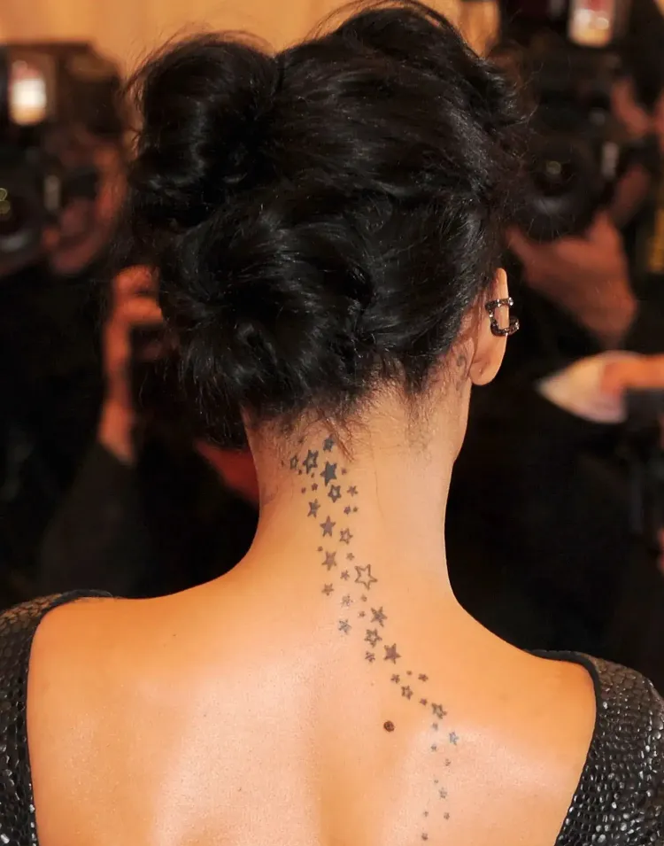 rihanna estrella tatuaje dibujo pequeñas estrellas cuello espalda omóplato