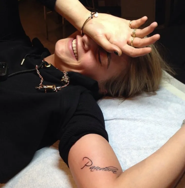 fotos estrella tatuaje Cara Delevingne el nombre de su madre Pandora bíceps