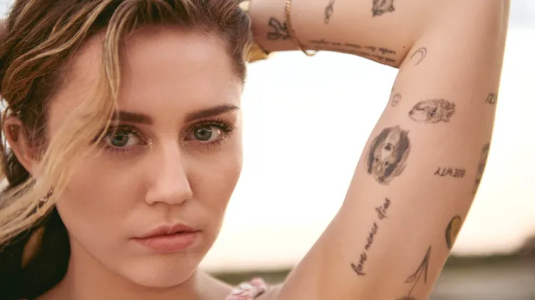 Las estrellas de Miley Cyrus se tatúan múltiples diseños de brazos en el pecho pequeño